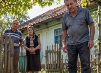 Tri dana zaredom jedna je vrana dolazila u isto dvorište i neprestano graktala pokraj starog poklopca kanalizacijskog šahta. Kad su ljudi napokon shvatili što im pokušava reći, ostali su bez riječi… Tri dana zaredom jedna je vrana dolazila u isto dvorište i neprestano graktala pokraj starog poklopca kanalizacijskog šahta. Kad su ljudi napokon shvatili što im pokušava reći, ostali su bez riječi… - featured image