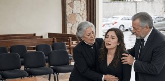 Moji roditelji nisu došli na sprovod mog supruga i naše dvoje djece jer je bio rođendan moje sestre. Kad sam ih preklinjala da dođu, moj je otac potpuno mirno rekao: „Danas je rođendan tvoje sestre. Ne možemo doći.“ Moji roditelji nisu došli na sprovod mog supruga i naše dvoje djece jer je bio rođendan moje sestre. Kad sam ih preklinjala da dođu, moj je otac potpuno mirno rekao: „Danas je rođendan tvoje sestre. Ne možemo doći.“ - featured image
