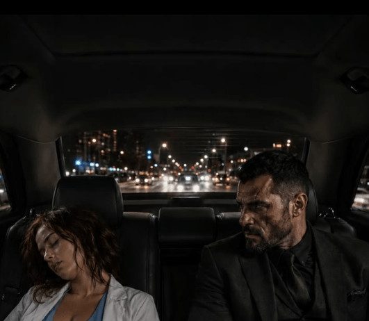Posle posla, iscrpljena medicinska sestra slučajno je ušla u automobil najopasnijeg mafijaškog bosa u gradu i zaspala na zadnjem sedištu. Ali ono što je mafijaški bos uradio kada je ugledao nepoznatu ženu ostavilo je sve potpuno zatečene. 😱 Posle posla, iscrpljena medicinska sestra slučajno je ušla u automobil najopasnijeg mafijaškog bosa u gradu i zaspala na zadnjem sedištu. Ali ono što je mafijaški bos uradio kada je ugledao nepoznatu ženu ostavilo je sve potpuno zatečene. 😱 - featured image