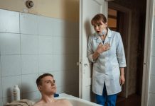 Da bi obezbedila svoje dete, samohrana majka morala je pristati da okupa paralizovanog milionera. Iz onoga što sam videla, ZANIJEMILA SAM… 😲😲😲 Da bi obezbedila svoje dete, samohrana majka morala je pristati da okupa paralizovanog milionera. Iz onoga što sam videla, ZANIJEMILA SAM… 😲😲😲 - featured image
