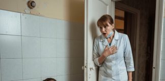 Da bi obezbedila svoje dete, samohrana majka morala je pristati da okupa paralizovanog milionera. Iz onoga što sam videla, ZANIJEMILA SAM… 😲😲😲 Da bi obezbedila svoje dete, samohrana majka morala je pristati da okupa paralizovanog milionera. Iz onoga što sam videla, ZANIJEMILA SAM… 😲😲😲 - featured image