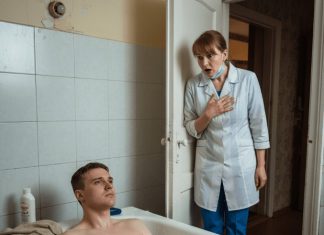 Da bi obezbedila svoje dete, samohrana majka morala je pristati da okupa paralizovanog milionera. Iz onoga što sam videla, ZANIJEMILA SAM… 😲😲😲 Da bi obezbedila svoje dete, samohrana majka morala je pristati da okupa paralizovanog milionera. Iz onoga što sam videla, ZANIJEMILA SAM… 😲😲😲 - featured image