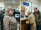 Stajala sam u redu u banci kada sam čula iza sebe glas svekrve: „Zašto ovoj glupi ženi treba novac? Uzmi sve s njenog računa, sine, i hajdemo!“ Moj muž je već pružao kasirki moju karticu i falsifikovanu punomoć. Ali iznenada je kasirka podigla oči, nasmiješila se i izgovorila rečenicu zbog koje su oboje kamenili na mjestu… 😲😲😲