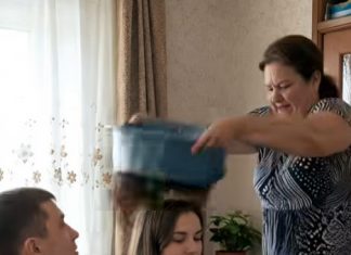 Svaki put kada je njen sin doveo djevojku kući da je upozna sa svojom majkom, žena bi joj bacila kantu otrovnih zmija preko glave kako bi je testirala; ali niko nije mogao ni zamisliti kako će se jedan od tih susreta završiti 😨 Svaki put kada je njen sin doveo djevojku kući da je upozna sa svojom majkom, žena bi joj bacila kantu otrovnih zmija preko glave kako bi je testirala; ali niko nije mogao ni zamisliti kako će se jedan od tih susreta završiti 😨 - featured image