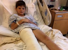 Otišla sam u bolnicu da se brinem o sinu koji je imao slomljenu nogu, ali medicinska sestra mi je krišom gurnula komadić papira u ruku i šapnula: „Laže. Provjerite kameru iz sobe u 3 ujutro.“ 😰😨 Otišla sam u bolnicu da se brinem o sinu koji je imao slomljenu nogu, ali medicinska sestra mi je krišom gurnula komadić papira u ruku i šapnula: „Laže. Provjerite kameru iz sobe u 3 ujutro.“ 😰😨 - featured image