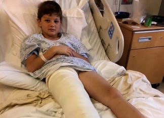 Otišla sam u bolnicu da se brinem o sinu koji je imao slomljenu nogu, ali medicinska sestra mi je krišom gurnula komadić papira u ruku i šapnula: „Laže. Provjerite kameru iz sobe u 3 ujutro.“ 😰😨 Otišla sam u bolnicu da se brinem o sinu koji je imao slomljenu nogu, ali medicinska sestra mi je krišom gurnula komadić papira u ruku i šapnula: „Laže. Provjerite kameru iz sobe u 3 ujutro.“ 😰😨 - featured image