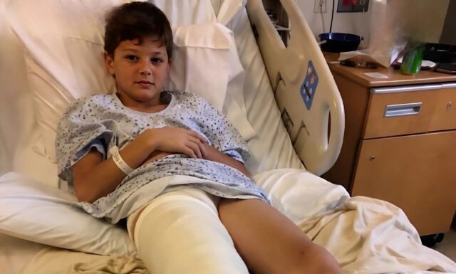 Otišla sam u bolnicu da se brinem o sinu koji je imao slomljenu nogu, ali medicinska sestra mi je krišom gurnula komadić papira u ruku i šapnula: „Laže. Provjerite kameru iz sobe u 3 ujutro.“ 😰😨 Otišla sam u bolnicu da se brinem o sinu koji je imao slomljenu nogu, ali medicinska sestra mi je krišom gurnula komadić papira u ruku i šapnula: „Laže. Provjerite kameru iz sobe u 3 ujutro.“ 😰😨 - featured image