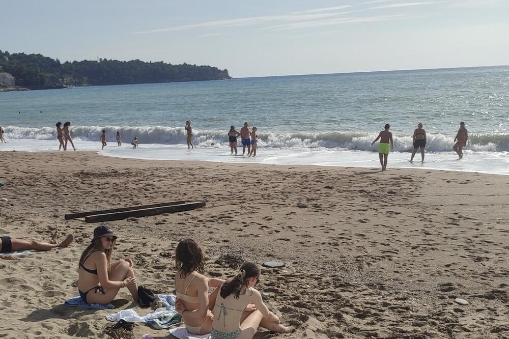 Panika kod Sutomora, JEZIVO MORSKO STVORENJE sledilo kupače!SVI PREDTRAVLJENI POBJEGLI SA PLAŽE GLAVOM BEZ OBZIRA!!! - featured image Panika kod Sutomora, JEZIVO MORSKO STVORENJE sledilo kupače!SVI PREDTRAVLJENI POBJEGLI SA PLAŽE GLAVOM BEZ OBZIRA!!! - featured image