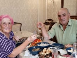 Trideset pet godina me muž prisiljavao da pijem s njim svake večeri. Nakon što je umro, odnijela sam bocu u laboratorij – i čim je liječnik vidio rezultate, odmah je zaključao vrata… Trideset pet godina me muž prisiljavao da pijem s njim svake večeri. Nakon što je umro, odnijela sam bocu u laboratorij – i čim je liječnik vidio rezultate, odmah je zaključao vrata… - featured image