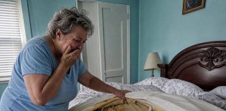 Oprala sam plahte sedam puta, ali neobičan miris mojeg supruga i dalje nije nestajao… No kada sam vlastitim rukama rasporila madrac, istina skrivena u njemu sledila mi je srce i u jednom trenutku uništila naš osmogodišnji brak. Oprala sam plahte sedam puta, ali neobičan miris mojeg supruga i dalje nije nestajao… No kada sam vlastitim rukama rasporila madrac, istina skrivena u njemu sledila mi je srce i u jednom trenutku uništila naš osmogodišnji brak. - featured image