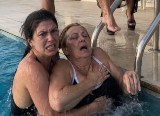 Bahata žena naredila da svekrvu drže u hotelskom bazenu — nije znala da pred njom stoje vlasnica lanca i prava supruga njenog „muža“ Bahata žena naredila da svekrvu drže u hotelskom bazenu — nije znala da pred njom stoje vlasnica lanca i prava supruga njenog „muža“ - featured image
