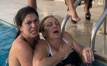 Bahata žena naredila da svekrvu drže u hotelskom bazenu — nije znala da pred njom stoje vlasnica lanca i prava supruga njenog „muža“ Bahata žena naredila da svekrvu drže u hotelskom bazenu — nije znala da pred njom stoje vlasnica lanca i prava supruga njenog „muža“ - featured image