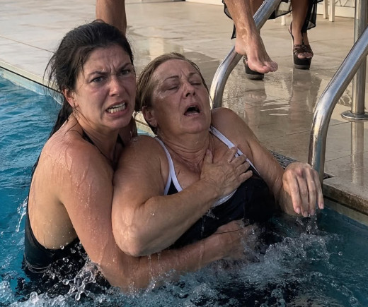 Bahata žena naredila da svekrvu drže u hotelskom bazenu — nije znala da pred njom stoje vlasnica lanca i prava supruga njenog „muža“ - featured image Bahata žena naredila da svekrvu drže u hotelskom bazenu — nije znala da pred njom stoje vlasnica lanca i prava supruga njenog „muža“ - featured image