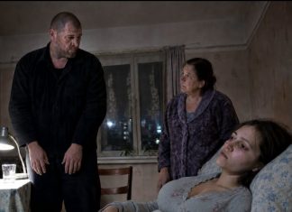 Majka je pustila stranca kojeg se selo plašilo u kuću da prespava pored teško bolesne kćerke, a ono što je uslijedilo promijenilo je pogled cijele zajednice Majka je pustila stranca kojeg se selo plašilo u kuću da prespava pored teško bolesne kćerke, a ono što je uslijedilo promijenilo je pogled cijele zajednice - featured image