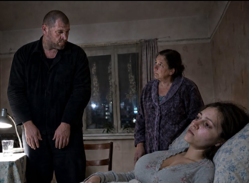 Majka je pustila stranca kojeg se selo plašilo u kuću da prespava pored teško bolesne kćerke, a ono što je uslijedilo promijenilo je pogled cijele zajednice - featured image Majka je pustila stranca kojeg se selo plašilo u kuću da prespava pored teško bolesne kćerke, a ono što je uslijedilo promijenilo je pogled cijele zajednice - featured image