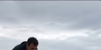 Ribar je pronašao promočeno malo dijete samo uz more — a onda je iza sebe začuo kako nešto valovi izbacuju na obalu Ribar je pronašao promočeno malo dijete samo uz more — a onda je iza sebe začuo kako nešto valovi izbacuju na obalu - featured image