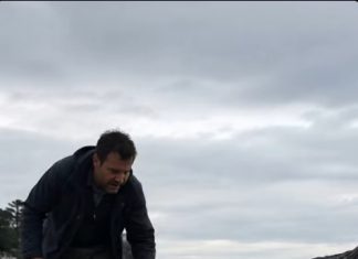 Ribar je pronašao promočeno malo dijete samo uz more — a onda je iza sebe začuo kako nešto valovi izbacuju na obalu Ribar je pronašao promočeno malo dijete samo uz more — a onda je iza sebe začuo kako nešto valovi izbacuju na obalu - featured image