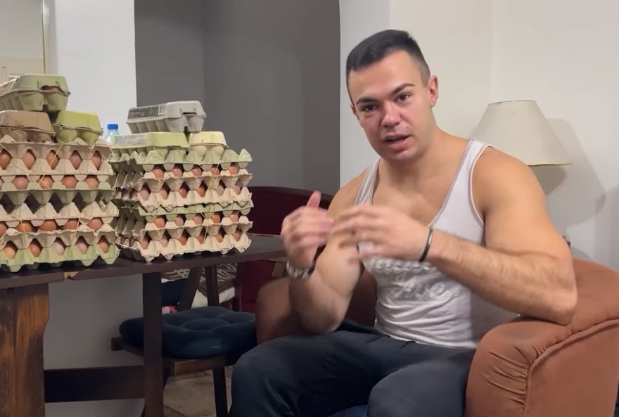 Trener iz Srbije pojeo 300 jaja za samo 10 dana: Kada je izvadio krv rezultati su ga iznenadili - featured image Trener iz Srbije pojeo 300 jaja za samo 10 dana: Kada je izvadio krv rezultati su ga iznenadili - featured image