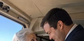 Bogata 79-godišnja žena nije osjetila strast s muškarcem čak 52 godine — sve dok se nije zaljubila u mnogo mlađeg muškarca i povjerovala da je napokon ponovno pronašla ljubav i strast. Ali na dan njihova vjenčanja gurnuo ju je iz helikoptera, ne znajući da će se njegov „savršeni“ plan uskoro potpuno raspasti… Bogata 79-godišnja žena nije osjetila strast s muškarcem čak 52 godine — sve dok se nije zaljubila u mnogo mlađeg muškarca i povjerovala da je napokon ponovno pronašla ljubav i strast. Ali na dan njihova vjenčanja gurnuo ju je iz helikoptera, ne znajući da će se njegov „savršeni“ plan uskoro potpuno raspasti… - featured image