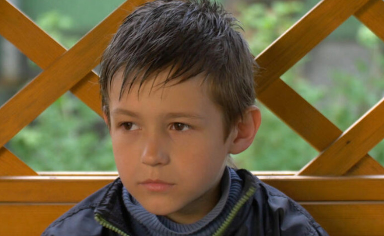 Čim se rodio majka ga je bacila u smeće: Uzeo ga je čovjek iz gradske čistoće, posle 12 godina je shvatio šta je uradio - featured image Čim se rodio majka ga je bacila u smeće: Uzeo ga je čovjek iz gradske čistoće, posle 12 godina je shvatio šta je uradio - featured image
