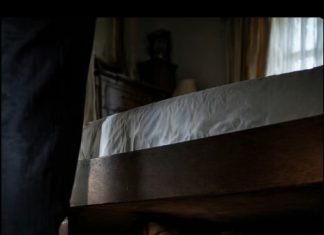 Na našu prvu bračnu noć, odlučila sam da se našalim sa mužem i sakrila se ispod kreveta da ga iznenadim. Ali kada su se vrata otvorila, nije moj muž ušao u sobu – to je bio stranac 😱 Na našu prvu bračnu noć, odlučila sam da se našalim sa mužem i sakrila se ispod kreveta da ga iznenadim. Ali kada su se vrata otvorila, nije moj muž ušao u sobu – to je bio stranac 😱 - featured image