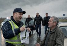 Saobraćajni inspektor je pocepao dokumente penzionera i počeo se smijati… Minutu kasnije, trojica u civilu su stigla… 😲😲😲 Saobraćajni inspektor je pocepao dokumente penzionera i počeo se smijati… Minutu kasnije, trojica u civilu su stigla… 😲😲😲 - featured image