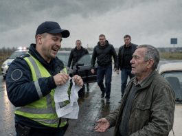 Saobraćajni inspektor je pocepao dokumente penzionera i počeo se smijati… Minutu kasnije, trojica u civilu su stigla… 😲😲😲 Saobraćajni inspektor je pocepao dokumente penzionera i počeo se smijati… Minutu kasnije, trojica u civilu su stigla… 😲😲😲 - featured image