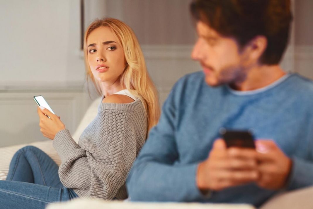 Kako za 30 sekundi otkriti da li vas partner vara? Detektiv podelio najbrži način da proverite sumnjate li s razlogom - featured image Kako za 30 sekundi otkriti da li vas partner vara? Detektiv podelio najbrži način da proverite sumnjate li s razlogom - featured image