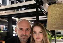 Moj otac me je pozvao na večeru, uhvatio me za ruku i rekao svojim prijateljima: „Upoznajte devojku koju volim.“ Sedela sam preplašena — sve dok jedan od njegovih prijatelja nije rekao nešto zbog čega sam briznula u plač… Moj otac me je pozvao na večeru, uhvatio me za ruku i rekao svojim prijateljima: „Upoznajte devojku koju volim.“ Sedela sam preplašena — sve dok jedan od njegovih prijatelja nije rekao nešto zbog čega sam briznula u plač… - featured image