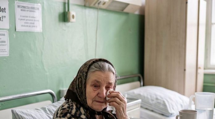 S 83 godine slomila sam nogu i danima nitko iz moje obitelji nije imao vremena za mene, osim susjedova dječaka — a ono što je pronašao na mom tavanu otkrilo je tajnu staru sedamdeset četiri godine