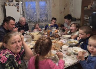 U svojoj 65. godini odgajala sam sedmero djece svoje snahe, kuhala za 11 ljudi i plakala od iscrpljenosti – a onda je ona rekla: „Ako ne budem mogla imati još jedno dijete, umrijet ću.“ U svojoj 65. godini odgajala sam sedmero djece svoje snahe, kuhala za 11 ljudi i plakala od iscrpljenosti – a onda je ona rekla: „Ako ne budem mogla imati još jedno dijete, umrijet ću.“ - featured image