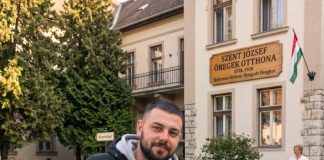 Godinu dana glumio sam sina starice u domu jer su me njezini rođaci plaćali da je držim mirnom — tek nakon njezine smrti ravnateljica mi je otkrila da je Juli od prvog dana znala tko sam