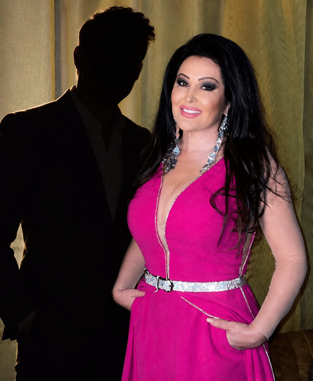 Dragana više neće biti sama, on D0LAZl u dvorac Ebenfur:MLAD I POZNAT PJEVAČ svi ga znate: sin joj može biti sram je biIo, zbog njega se i razvela pa okriviIa Tonija! - featured image