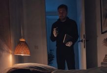 Muž mi je svake večeri davao tabletu „da mi pomogne da bolje spavam“. Jednom sam se pravila da je uzimam i ležala nepomično, tiho promatrajući sve. U 2:47, ušao je u sobu noseći rukavice, kameru i crnu bilježnicu i šapnuo nešto što nikada nisam smjela čuti. Muž mi je svake večeri davao tabletu „da mi pomogne da bolje spavam“. Jednom sam se pravila da je uzimam i ležala nepomično, tiho promatrajući sve. U 2:47, ušao je u sobu noseći rukavice, kameru i crnu bilježnicu i šapnuo nešto što nikada nisam smjela čuti. - featured image