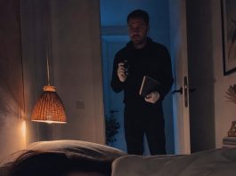 Muž mi je svake večeri davao tabletu „da mi pomogne da bolje spavam“. Jednom sam se pravila da je uzimam i ležala nepomično, tiho promatrajući sve. U 2:47, ušao je u sobu noseći rukavice, kameru i crnu bilježnicu i šapnuo nešto što nikada nisam smjela čuti. Muž mi je svake večeri davao tabletu „da mi pomogne da bolje spavam“. Jednom sam se pravila da je uzimam i ležala nepomično, tiho promatrajući sve. U 2:47, ušao je u sobu noseći rukavice, kameru i crnu bilježnicu i šapnuo nešto što nikada nisam smjela čuti. - featured image