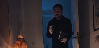 Muž mi je svake večeri davao tabletu „da mi pomogne da bolje spavam“. Jednom sam se pravila da je uzimam i ležala nepomično, tiho promatrajući sve. U 2:47, ušao je u sobu noseći rukavice, kameru i crnu bilježnicu i šapnuo nešto što nikada nisam smjela čuti. Muž mi je svake večeri davao tabletu „da mi pomogne da bolje spavam“. Jednom sam se pravila da je uzimam i ležala nepomično, tiho promatrajući sve. U 2:47, ušao je u sobu noseći rukavice, kameru i crnu bilježnicu i šapnuo nešto što nikada nisam smjela čuti. - featured image
