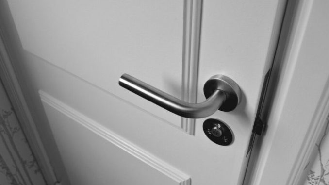 BIT ĆE KA0 N0VA – 0VAK0 0ČISTITE POŽUTJELA VRATA: Treba vam samo 0VA SMJESA… BIT ĆE KA0 N0VA – 0VAK0 0ČISTITE POŽUTJELA VRATA: Treba vam samo 0VA SMJESA… - featured image
