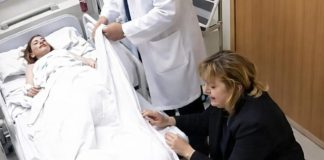 U tri sata ujutro moja me kći nazvala i u suzama molila da odmah dođem k njoj, ali dok sam stigla u bolnicu, liječnik je već prekrivao njezino tijelo plahtom i tiho mi izrazio sućut 😨 U tri sata ujutro moja me kći nazvala i u suzama molila da odmah dođem k njoj, ali dok sam stigla u bolnicu, liječnik je već prekrivao njezino tijelo plahtom i tiho mi izrazio sućut 😨 - featured image