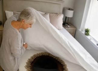 Snaha je gotovo svaki dan mijenjala posteljinu, opravdavajući ljubav prema čistoći: ali jednog dana svekrva je podigla deku, ugledala čudan trag na plahti i saznala strašnu tajnu o svojoj snahi 😲😨 Snaha je gotovo svaki dan mijenjala posteljinu, opravdavajući ljubav prema čistoći: ali jednog dana svekrva je podigla deku, ugledala čudan trag na plahti i saznala strašnu tajnu o svojoj snahi 😲😨 - featured image
