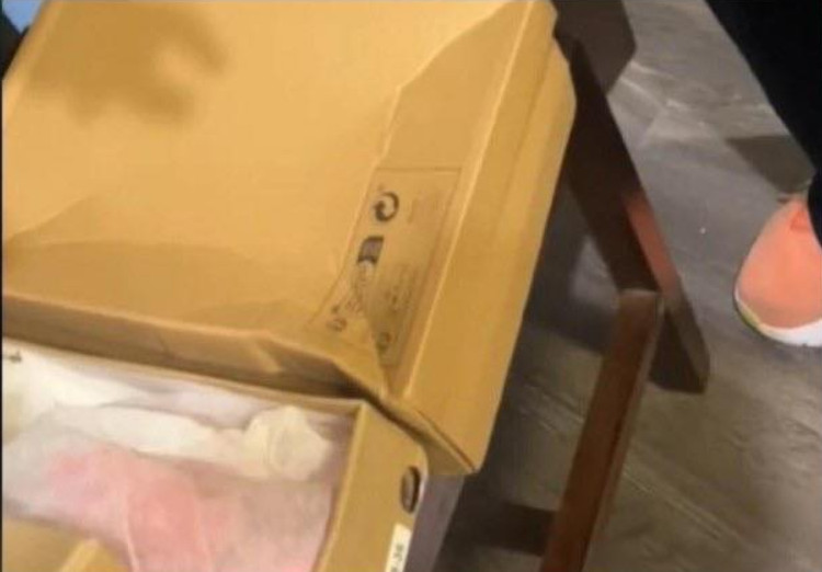 Žena naručila papuče preko Temu-a, kada su joj stigle, umelo nije doživela šlog! Prevrnula se na glavu kada je… - featured image Žena naručila papuče preko Temu-a, kada su joj stigle, umelo nije doživela šlog! Prevrnula se na glavu kada je… - featured image