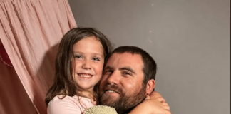 Pre nego što sam isekla rođendansku tortu, otac me je poljubio i šapnuo: „Dođi večeras da spavaš pored mene“… Nešto u njegovom glasu učinilo je da mi nož zadrhti u ruci 😱💔