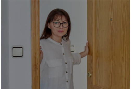 Nikada ne pozivaju goste u kuću? Psiholozi kažu da to govori OVO o njihovoj ličnosti - featured image Nikada ne pozivaju goste u kuću? Psiholozi kažu da to govori OVO o njihovoj ličnosti - featured image
