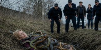 Ženu koja je ležala u kanalu obavijale su zmije. Čak su se i policajci bojali prići bliže. A trenutak kasnije svi su ostali šokirani onim što su vidjeli….😲😲😲