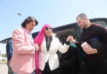 ŠTA SE DESILO SA KOSOM ZORICE BRUNCLIK? Snimak pevačice kruži internetom, počela je da nosi maramu!Bolest uzela maha (VIDEO) ŠTA SE DESILO SA KOSOM ZORICE BRUNCLIK? Snimak pevačice kruži internetom, počela je da nosi maramu!Bolest uzela maha (VIDEO) - featured image