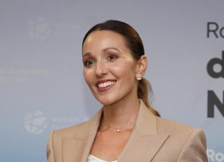 JELENINI NOKTI PODELILI SRBIJU! Neko kaže da je NEDOPUSTIVO, a neko da je OVO NORMALNO: “Nije seljanka da…” JELENINI NOKTI PODELILI SRBIJU! Neko kaže da je NEDOPUSTIVO, a neko da je OVO NORMALNO: “Nije seljanka da…” - featured image