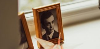 ZAŠTO NE TREBA DRŽATI FOTOGRAFIJE UMRLIH LJUDI U KUĆI Razlog će vas zapanjiti! ZAŠTO NE TREBA DRŽATI FOTOGRAFIJE UMRLIH LJUDI U KUĆI Razlog će vas zapanjiti! - featured image