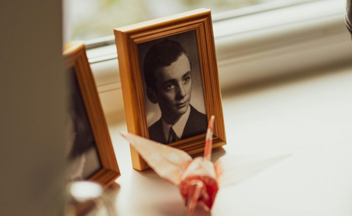 ZAŠTO NE TREBA DRŽATI FOTOGRAFIJE UMRLIH LJUDI U KUĆI Razlog će vas zapanjiti! - featured image ZAŠTO NE TREBA DRŽATI FOTOGRAFIJE UMRLIH LJUDI U KUĆI Razlog će vas zapanjiti! - featured image