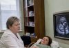 U osmom mesecu trudnoće, doktorka je tokom ultrazvuka primetila zabrinjavajuće promene i zamolila ženu da ostane u bolnici i da se ne vraća svom mužu. U osmom mesecu trudnoće, doktorka je tokom ultrazvuka primetila zabrinjavajuće promene i zamolila ženu da ostane u bolnici i da se ne vraća svom mužu. - featured image