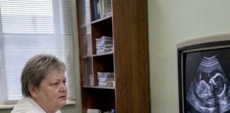 U osmom mesecu trudnoće, doktorka je tokom ultrazvuka primetila zabrinjavajuće promene i zamolila ženu da ostane u bolnici i da se ne vraća svom mužu. U osmom mesecu trudnoće, doktorka je tokom ultrazvuka primetila zabrinjavajuće promene i zamolila ženu da ostane u bolnici i da se ne vraća svom mužu. - featured image
