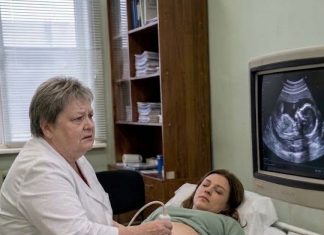 U osmom mesecu trudnoće, doktorka je tokom ultrazvuka primetila zabrinjavajuće promene i zamolila ženu da ostane u bolnici i da se ne vraća svom mužu. U osmom mesecu trudnoće, doktorka je tokom ultrazvuka primetila zabrinjavajuće promene i zamolila ženu da ostane u bolnici i da se ne vraća svom mužu. - featured image